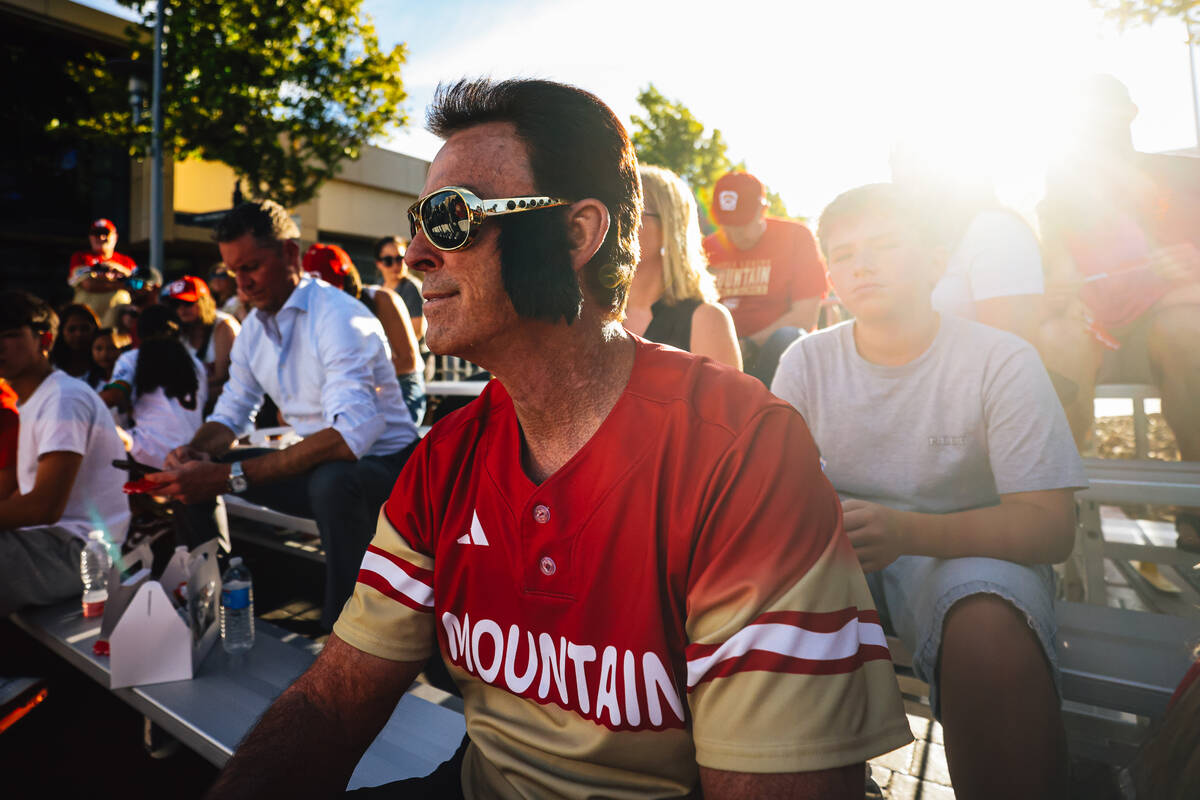 Summerlin South fans watch a parade in honor of their Little league U.S. Championship at Downto ...