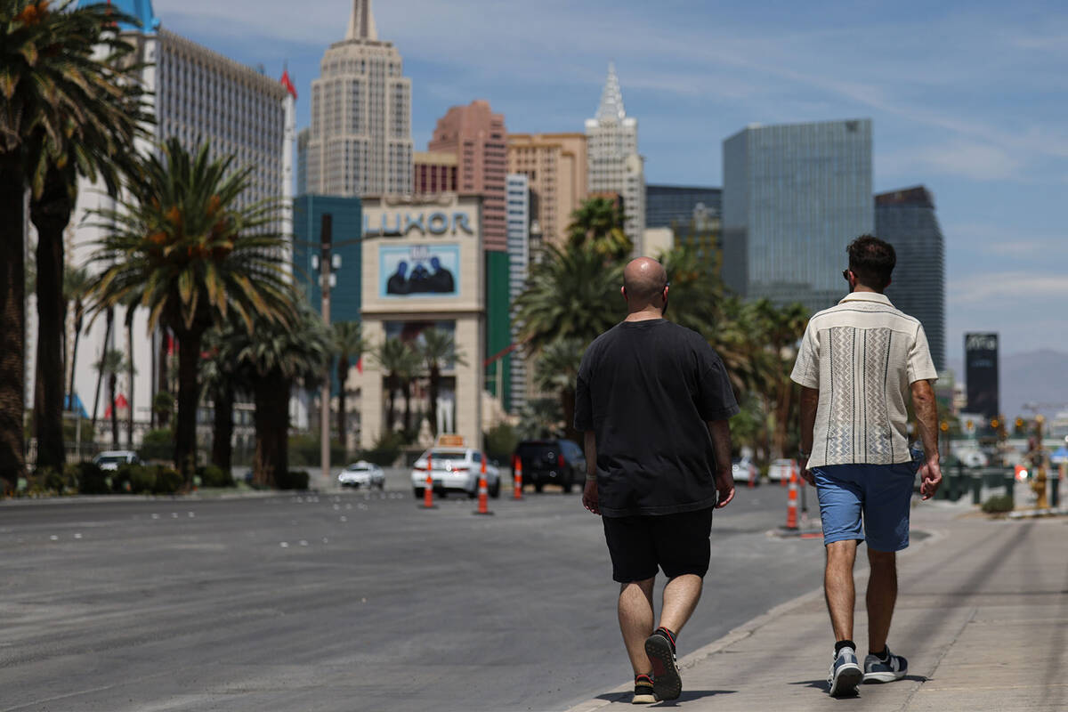 Tourists walk the Strip on Wednesday, Aug. 20, 2025, in Las Vegas. (Benjamin Hager/Las Vegas Re ...