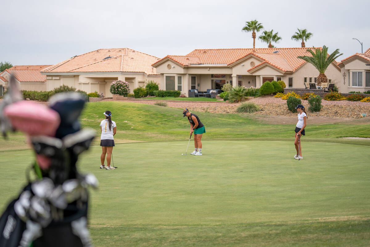 Sage Parry attempts to putt the ball during a Class 5A Desert League girls golf match at Highla ...