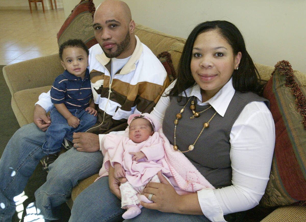 RJ FILE*** JANE KALINOWSKY/REVIEW-JOURNAL Boxer Ishe Smith holds his one-year-old son Ajani, ...