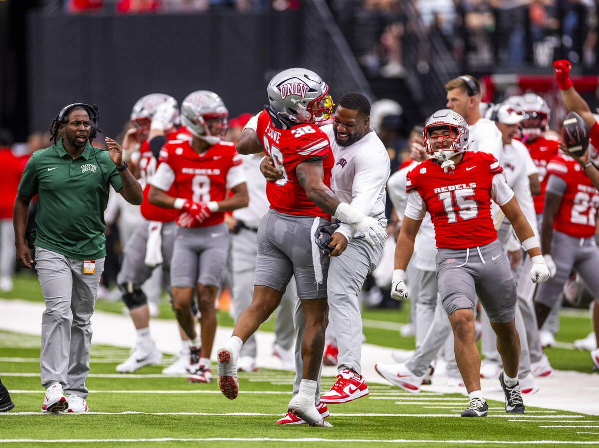 UNLV defensive analyst Vontaze Burfict celebrates a big stop by UNLV linebacker Justin Flowe (3 ...