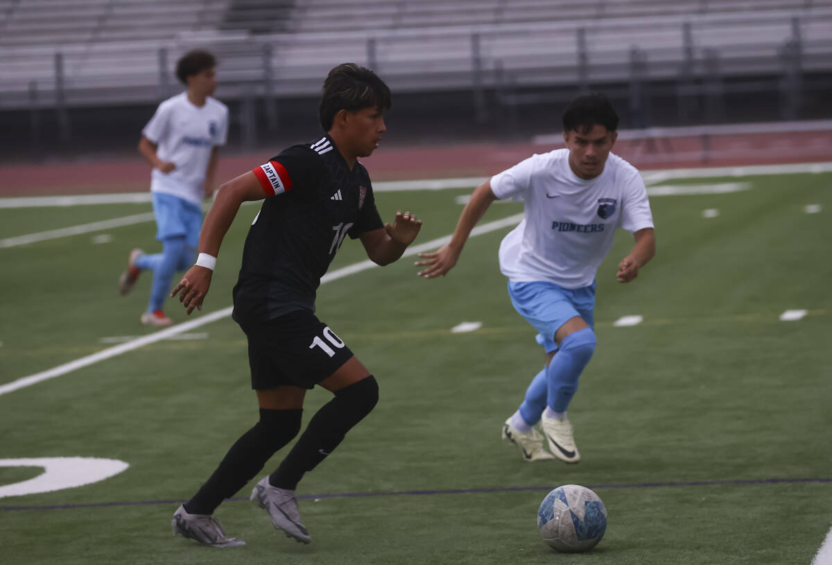 Las Vegas’ Anthony Cardenas (10) moves the ball up the field as Canyon Springs' Gabriel ...
