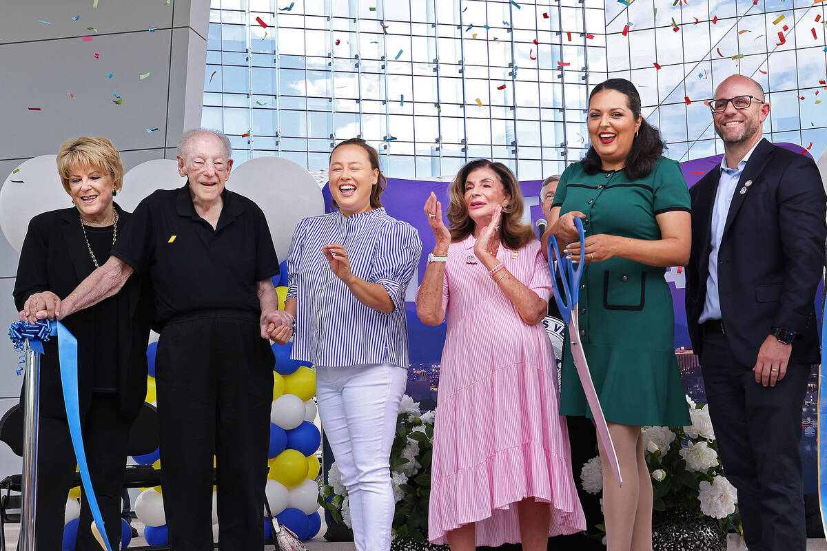 From left, former Las Vegas Mayors Carolyn Goodman and Oscar Goodman, Councilwoman Francis Alle ...