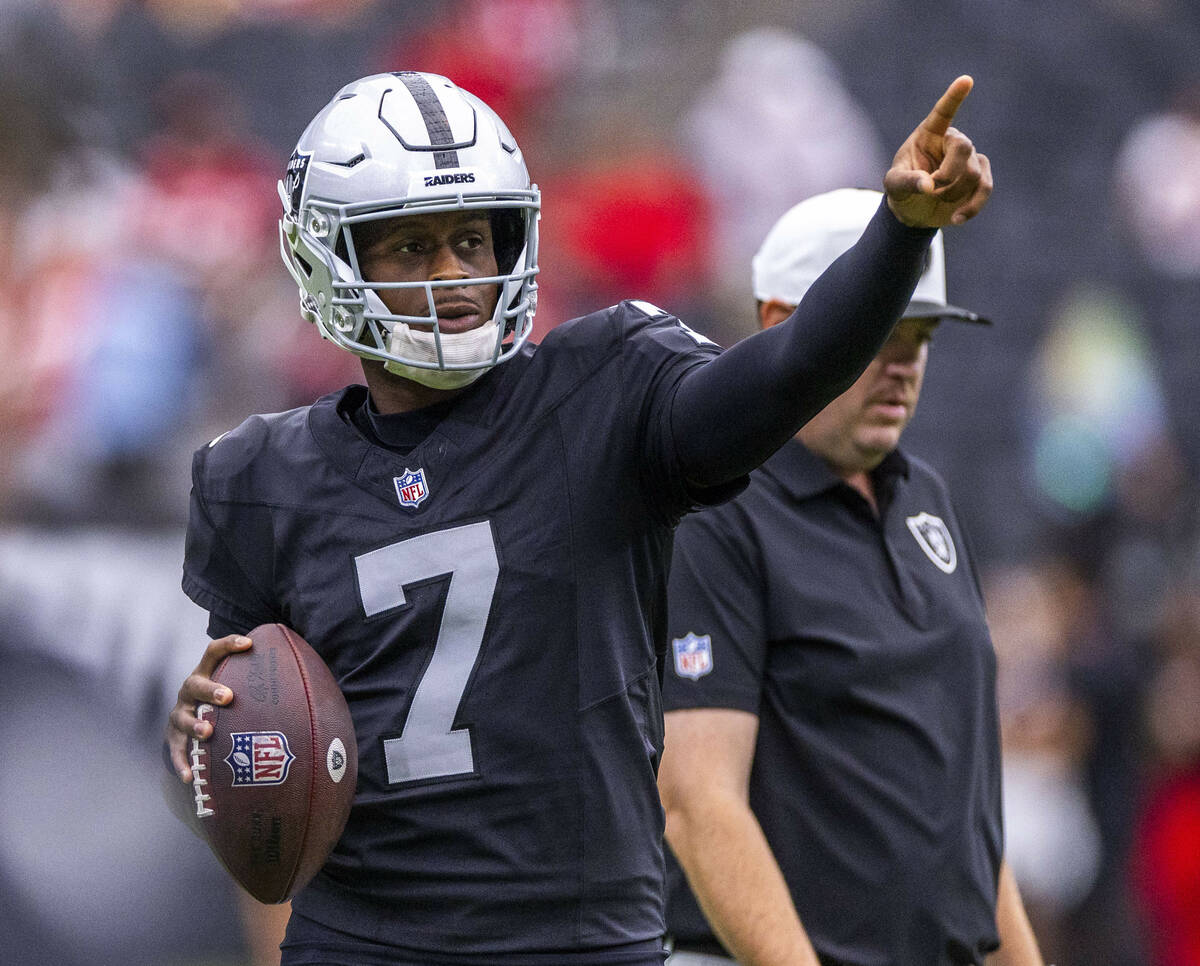 Raiders quarterback Geno Smith (7) points to a receiver during warm ups of their pre-season NFL ...