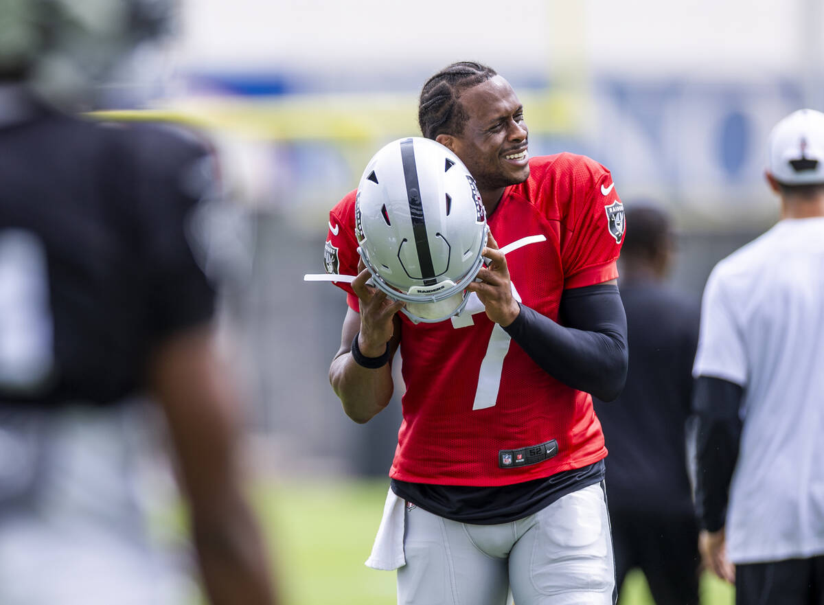 Raiders quarterback Geno Smith (7) looks to teammates in warm ups during practice at the Interm ...