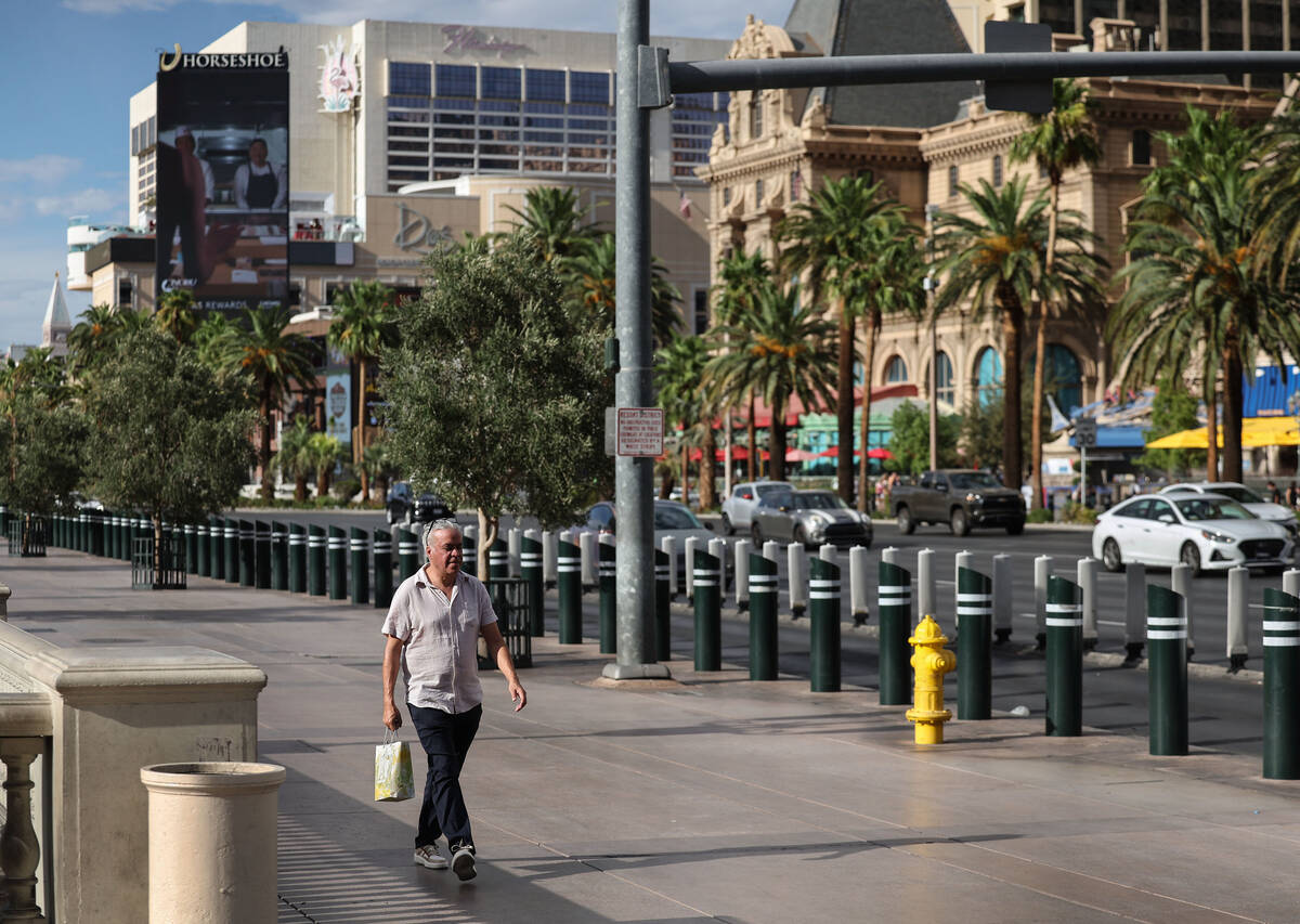 Tourists walk the Strip on Wednesday, Aug. 20, 2025, in Las Vegas. (Benjamin Hager/Las Vegas Re ...