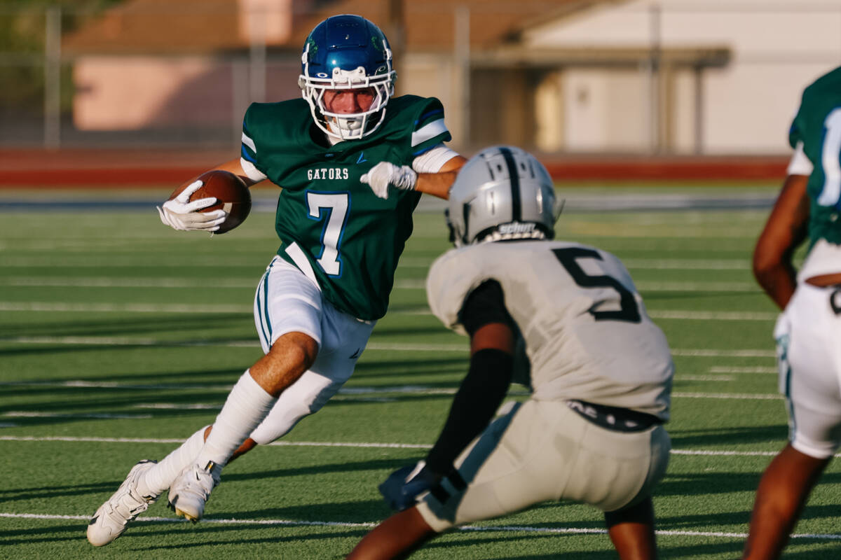 Green Valley wide receiver Sonny Uranich (7) runs with the ball against oncoming Palo Verde def ...