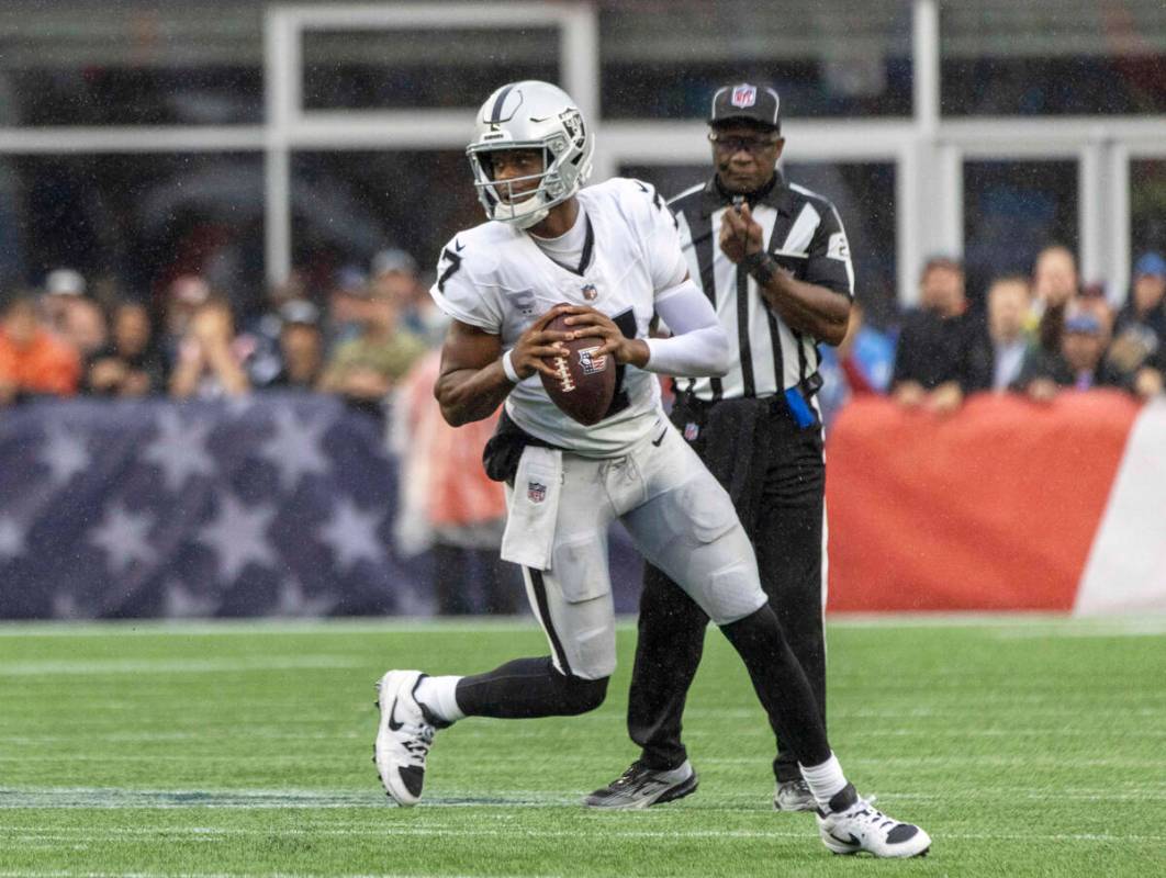Raiders quarterback Geno Smith (7) looks for an open receiver during the second half of an NFL ...