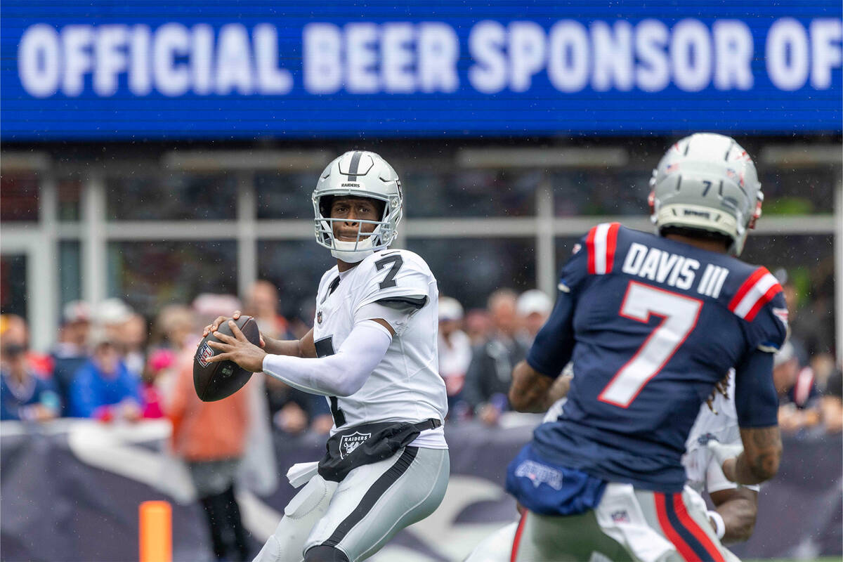 Raiders quarterback Geno Smith (7) throws against New England Patriots cornerback Carlton Davis ...