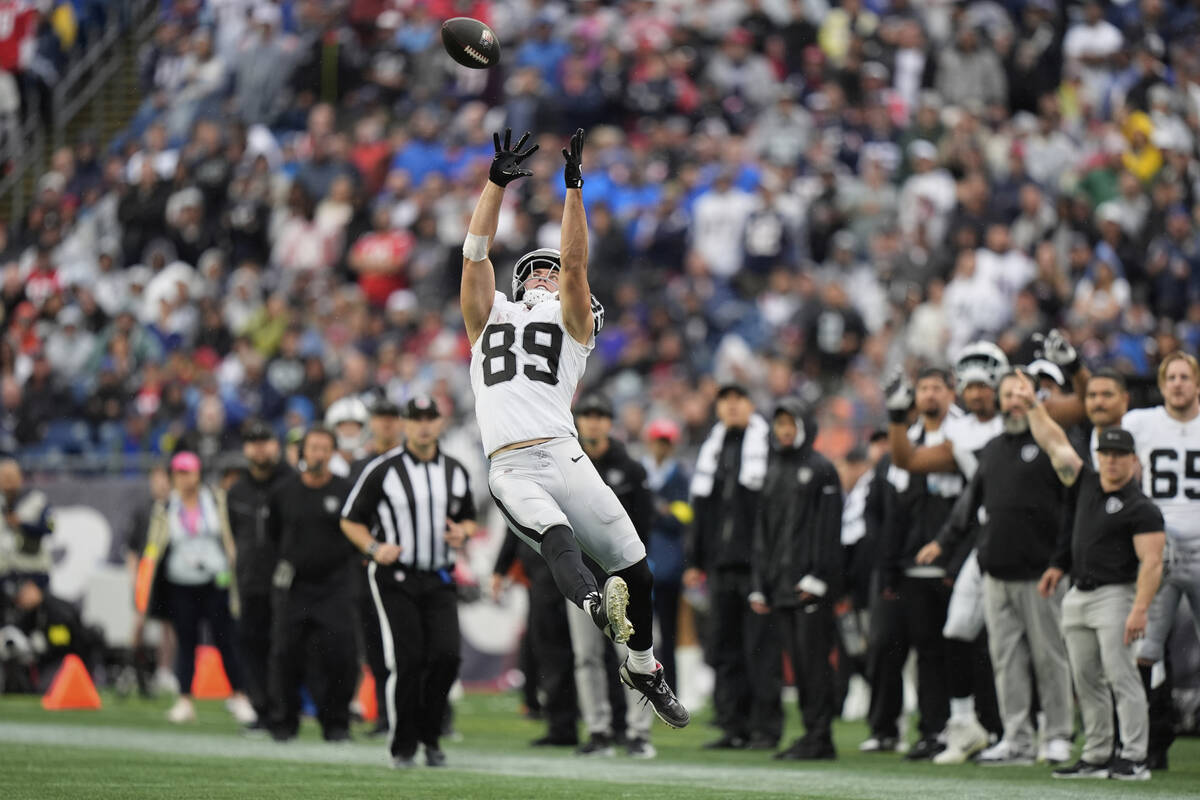 Las Vegas Raiders tight end Brock Bowers (89) makes a catch against the New England Patriots du ...