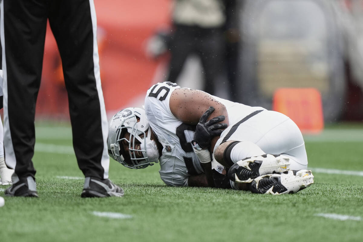 Las Vegas Raiders linebacker Elandon Roberts (52) writhes field during the first half of an NFL ...