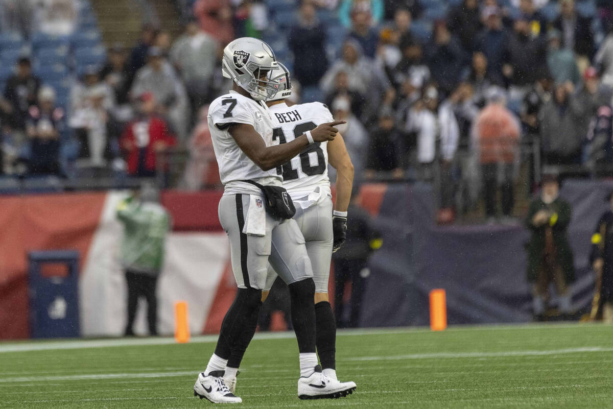 Raiders quarterback Geno Smith (7) points to the defense as they close in on a win against the ...
