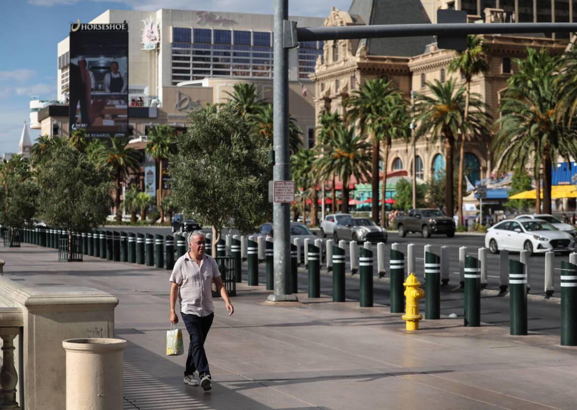 Tourists walk the Strip on Wednesday, Aug. 20, 2025, in Las Vegas. (Benjamin Hager/Las Vegas Re ...