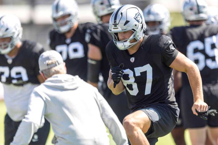 Raiders tight end Michael Mayer (87) runs a drill in front of head coach Pete Carroll during th ...