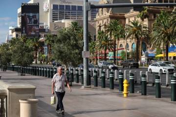 Tourists walk the Strip on Wednesday, Aug. 20, 2025, in Las Vegas. (Benjamin Hager/Las Vegas Re ...