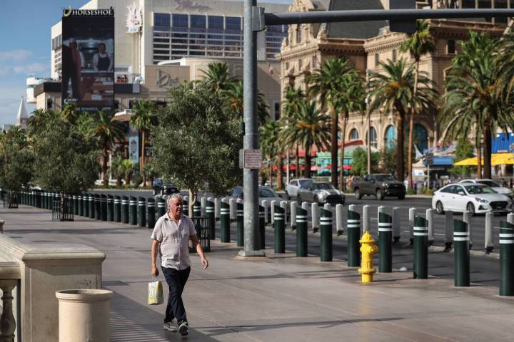Tourists walk the Strip on Wednesday, Aug. 20, 2025, in Las Vegas. (Benjamin Hager/Las Vegas Re ...