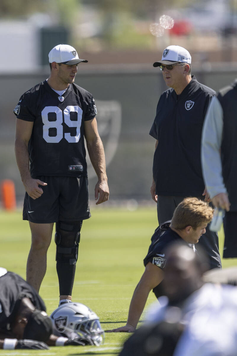 Raiders tight end Brock Bowers (89) speaks with senior offensive assistant Bob Bicknell during ...