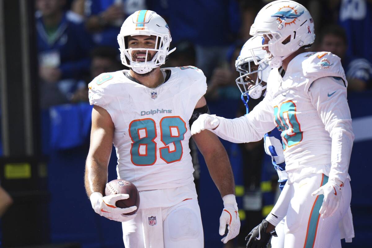 Miami Dolphins tight end Julian Hill (89) celebrates a 2-point conversion during the second hal ...