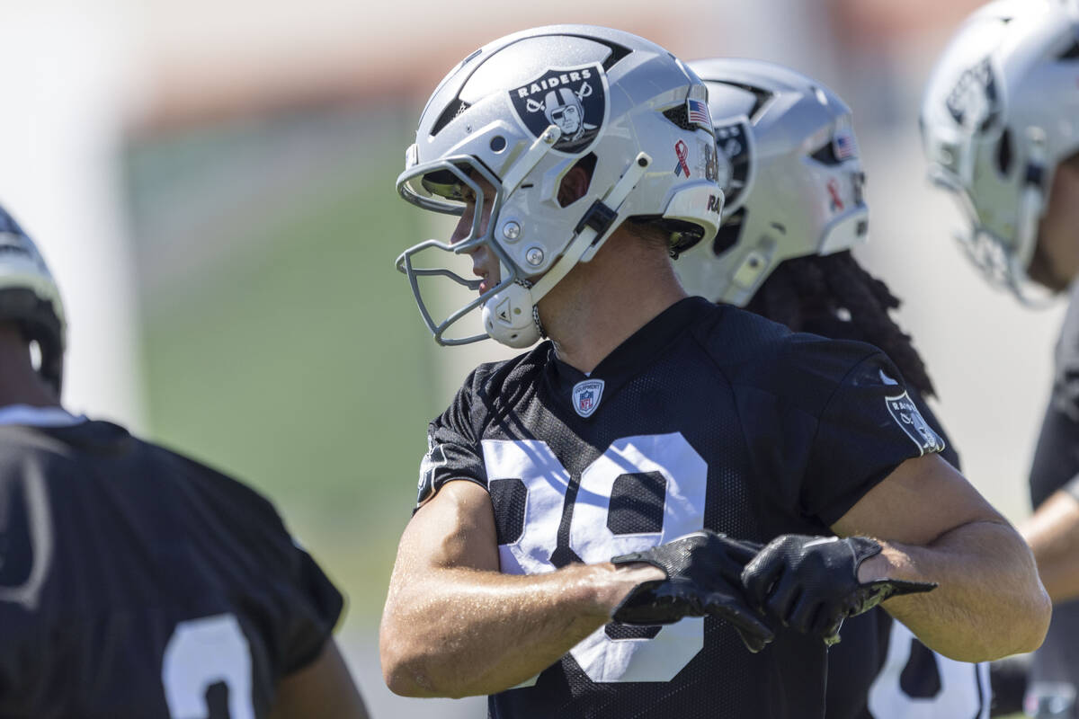 Raiders tight end Brock Bowers (89) stretches during the team’s practice at the Intermou ...
