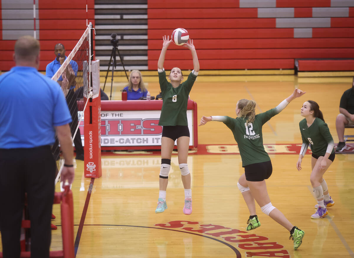 Palo Verde setter Reagan Cope (8) sets the ball for middle blocker Alexis Lunkwitz (12) during ...