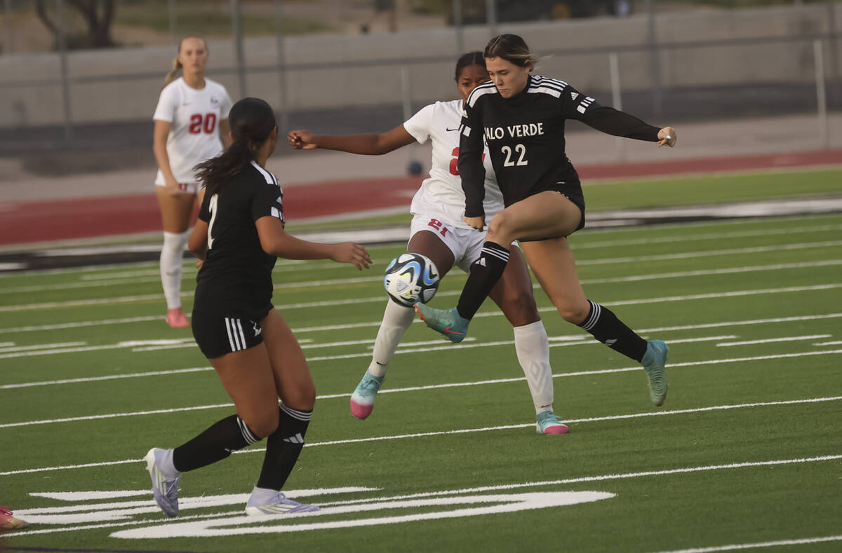 Palo Verde's Caitlynn Nick (22) kicks the ball past Coronado’s Jazmine McCallum (21 ...