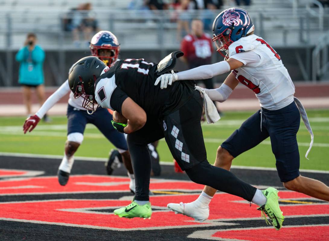 Desert Oasis Andrew Richmond (17) catches the ball for a touchdown during a football game again ...