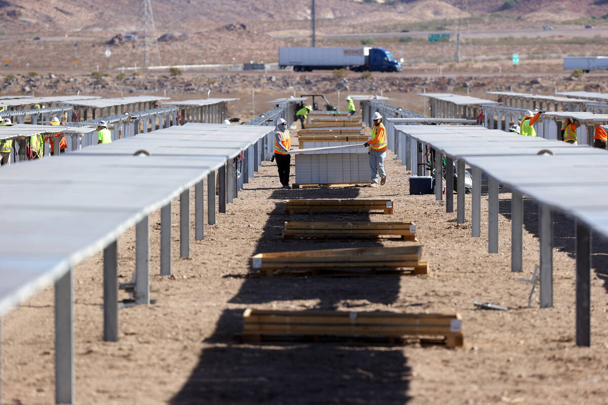 Workers install modules at Townsite solar facility in Boulder City in June 2021. (Las Vegas Rev ...