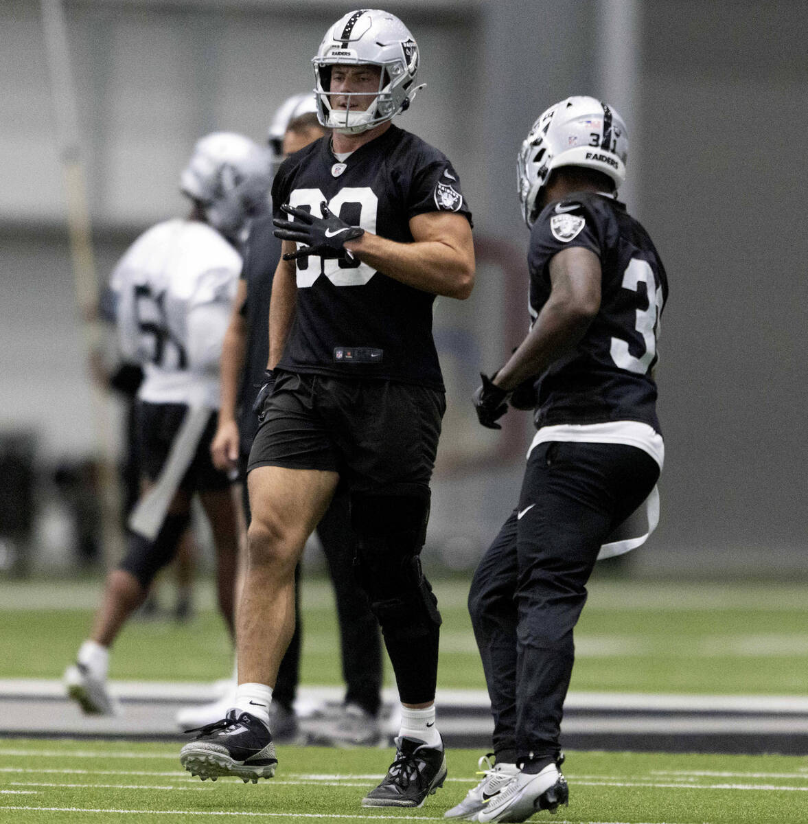 Raiders tight end Brock Bowers (89) jogs while wearing a knee brace during the team’s pr ...