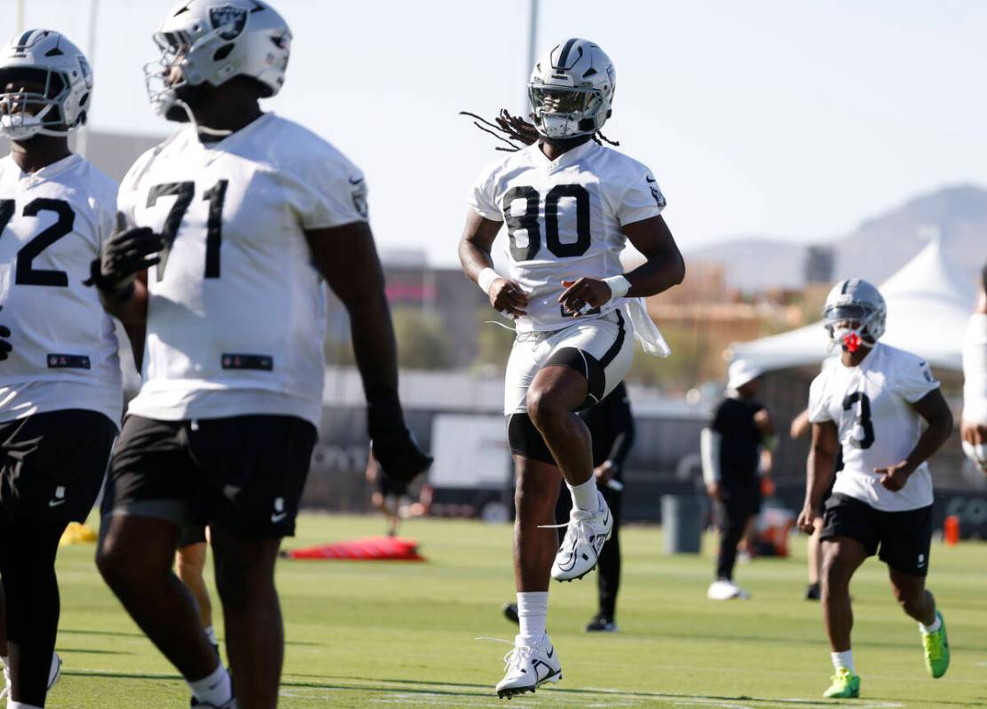 Raiders tight end Ian Thomas (80) warms up during the team’s training camp at the Interm ...