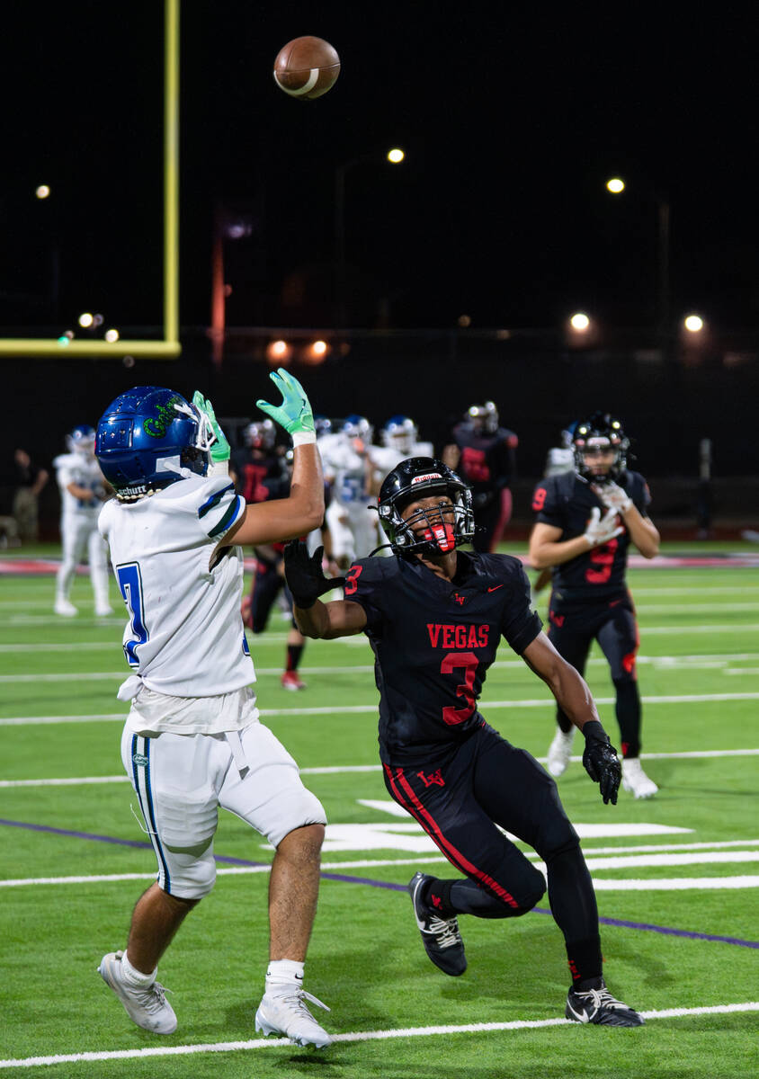 Las Vegas’s Andre Weigum (3) tries to block a pass to Green Valley’s Sonny Uranic ...