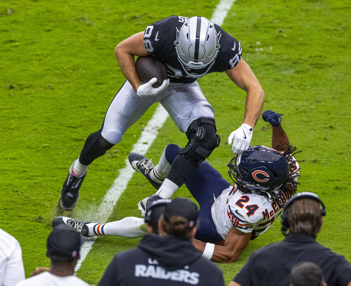Raiders tight end Brock Bowers (89) drives over Chicago Bears cornerback Nick McCloud (24) duri ...
