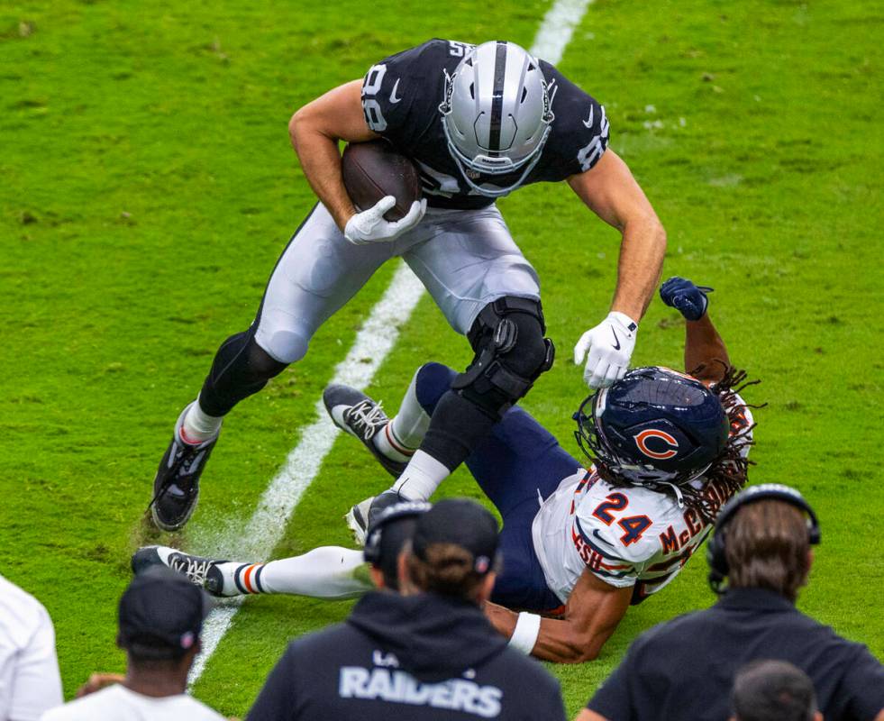 Raiders tight end Brock Bowers (89) drives over Chicago Bears cornerback Nick McCloud (24) duri ...