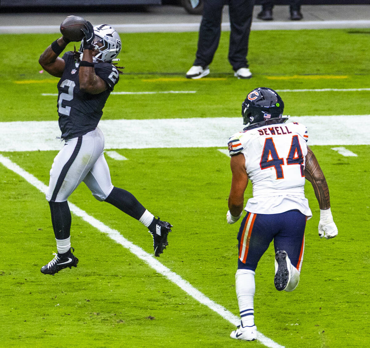 Raiders running back Ashton Jeanty (2) catches a pass as Chicago Bears linebacker Noah Sewell ( ...