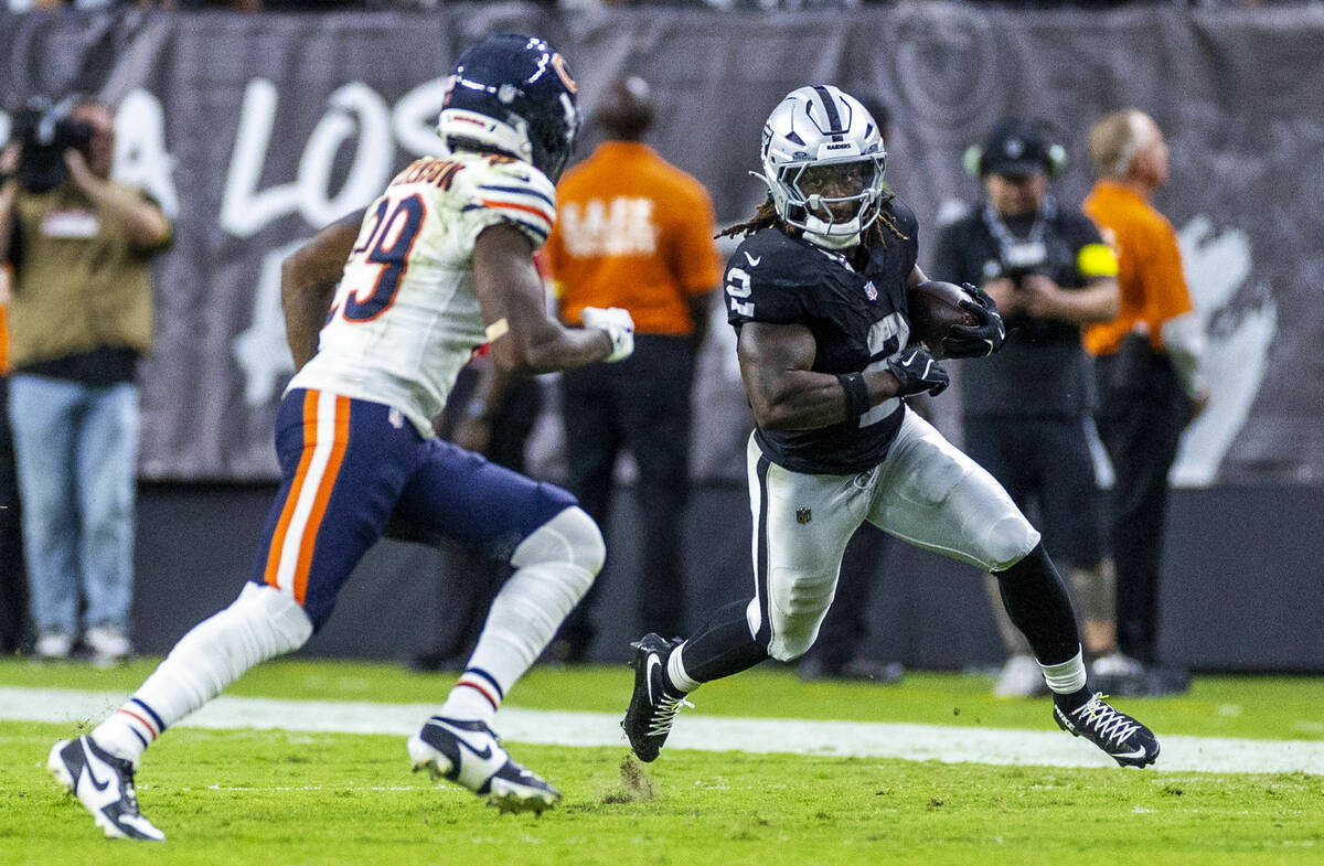 Raiders running back Ashton Jeanty (2) looks to turn the corner against Chicago Bears cornerbac ...