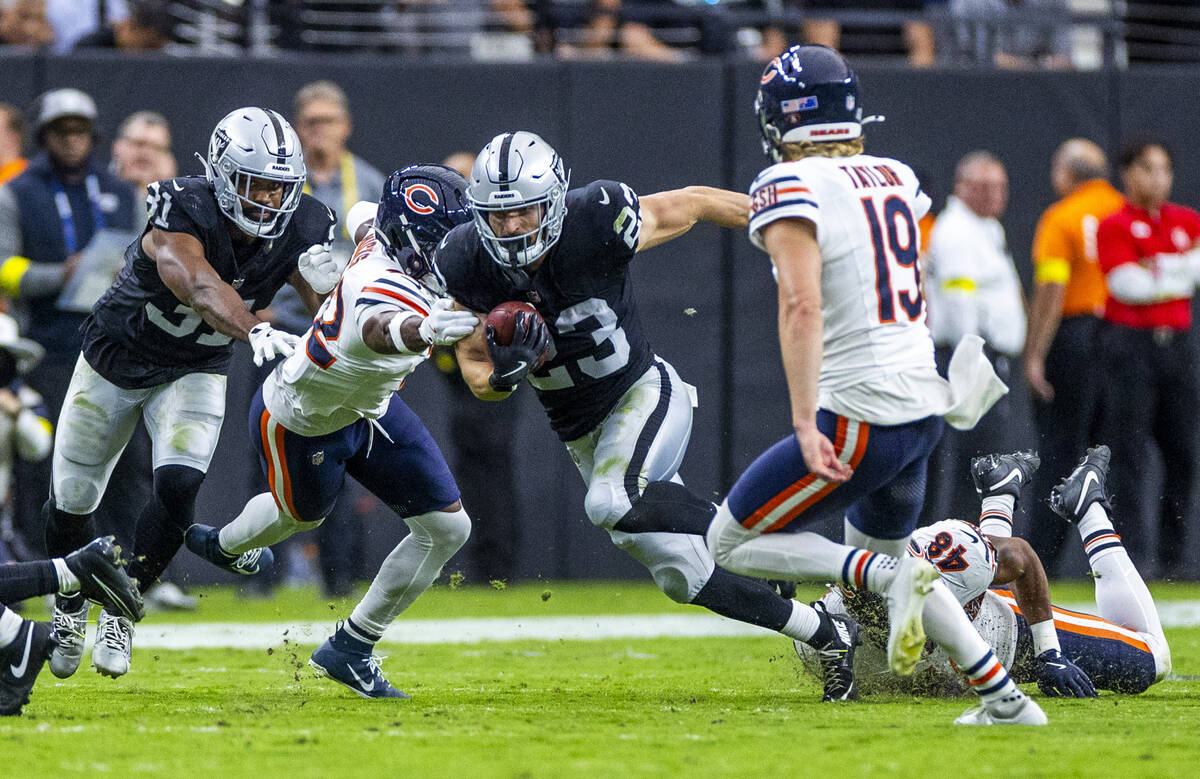Raiders running back Dylan Laube (23) breaks free for a solid kickoff return as Chicago Bears s ...