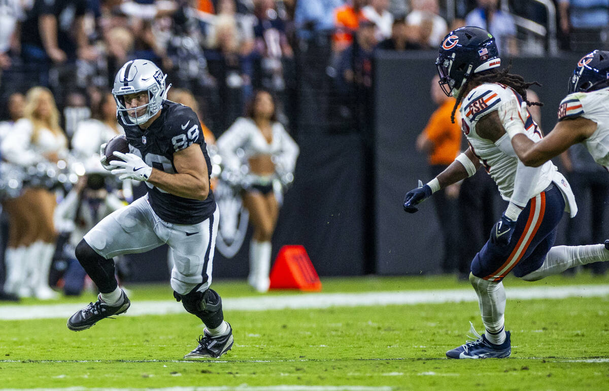Raiders tight end Brock Bowers (89) runs after a catch Chicago Bears defenders move in during t ...