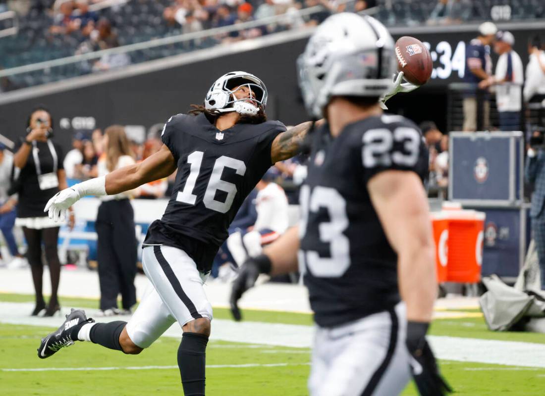 Raiders wide receiver Jakobi Meyers (16) stretches to catch the ball as running back Dylan Laub ...