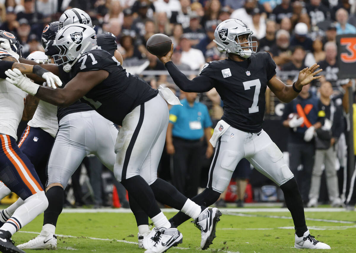 Raiders quarterback Geno Smith (7) throws a pass during the second half an NFL football game ag ...