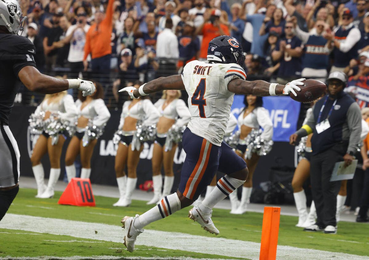 Chicago Bears running back d'Andre Swift (4) scores a touchdown against Raiders during the ...