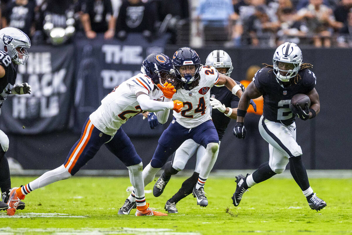 Raiders running back Ashton Jeanty (2) looks to turn the corner on Chicago Bears cornerback Tyr ...