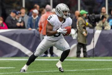 Raiders running back Zamir White (3) prepares to return a kickoff during the first half of an N ...