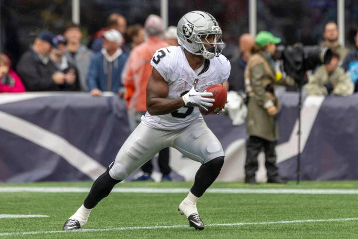 Raiders running back Zamir White (3) prepares to return a kickoff during the first half of an N ...