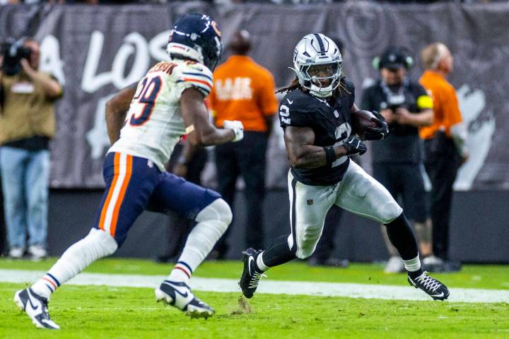 Raiders running back Ashton Jeanty (2) looks to turn the corner against Chicago Bears cornerbac ...