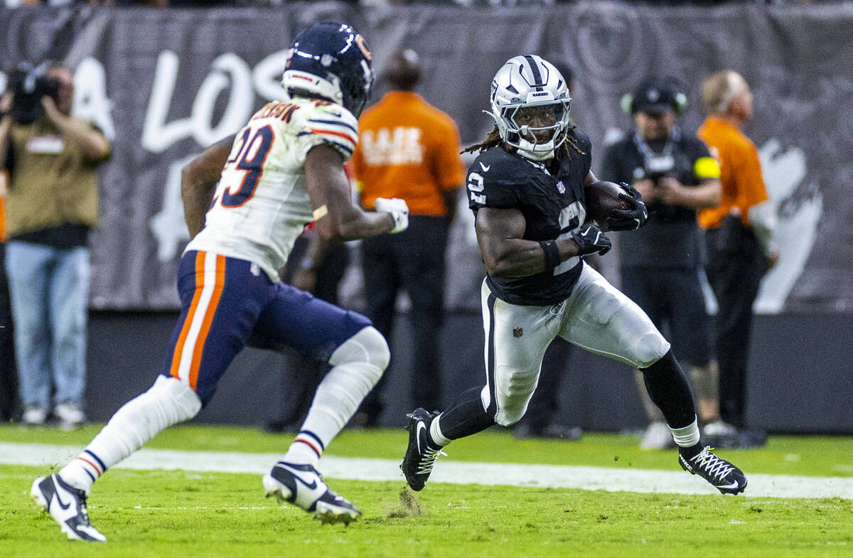 Raiders running back Ashton Jeanty (2) looks to turn the corner against Chicago Bears cornerbac ...