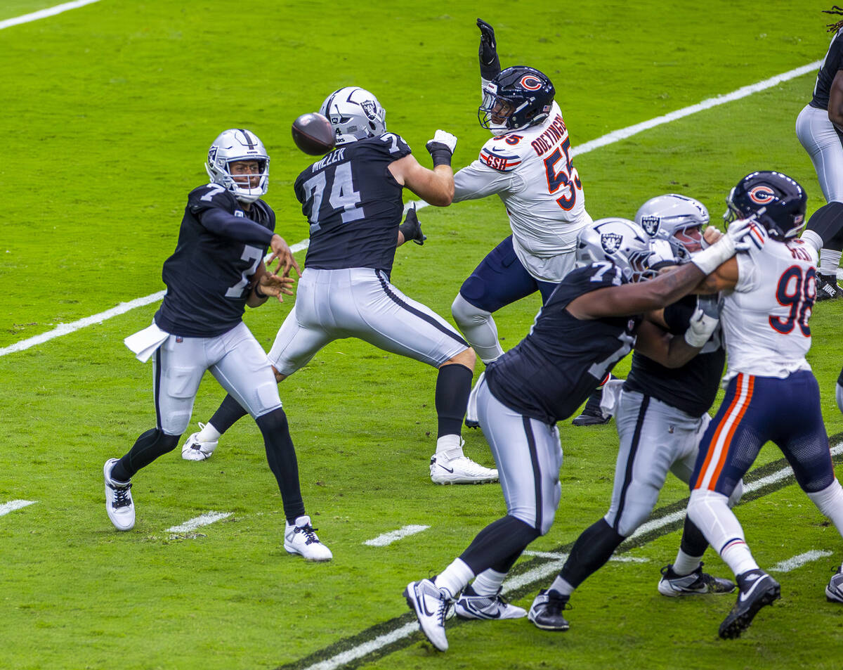 Raiders quarterback Geno Smith (7) is able to pass with protection for offensive tackle Kolton ...