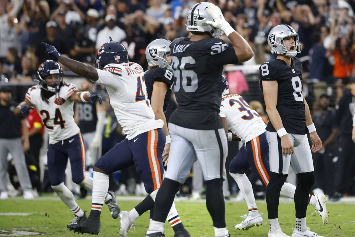 Chicago Bears players celebrate while Raiders kicker Daniel Carlson (8) and defensive tackle Jo ...