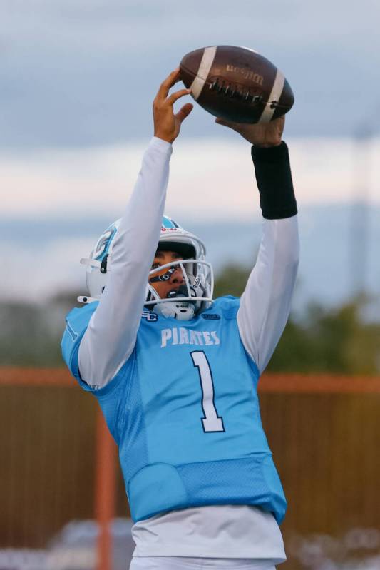 Sloan Canyon quarterback Cade Hoshino (1) catches a high snap during a game against Spring Vall ...