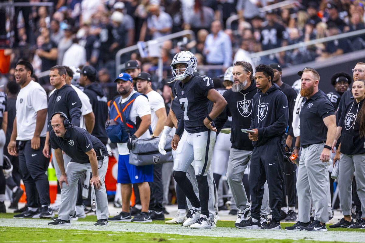 Raiders quarterback Geno Smith (7) and teammates are concerned as the Chicago Bears advance dow ...