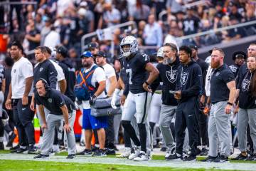 Raiders quarterback Geno Smith (7) and teammates are concerned as the Chicago Bears advance dow ...