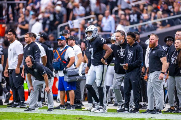 Raiders quarterback Geno Smith (7) and teammates are concerned as the Chicago Bears advance dow ...